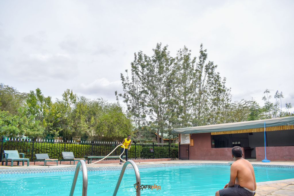 swimming-pool-entarakuet-hotel-safiri-nasi